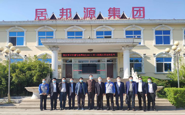 參會(huì)人員合影留念 參會(huì)人員合影留念